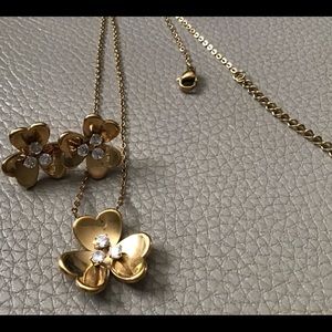 SET OF STUNNING EARRINGS ANT NECKLACE  IN GOLDTONE METAL WITH WHITE STONES